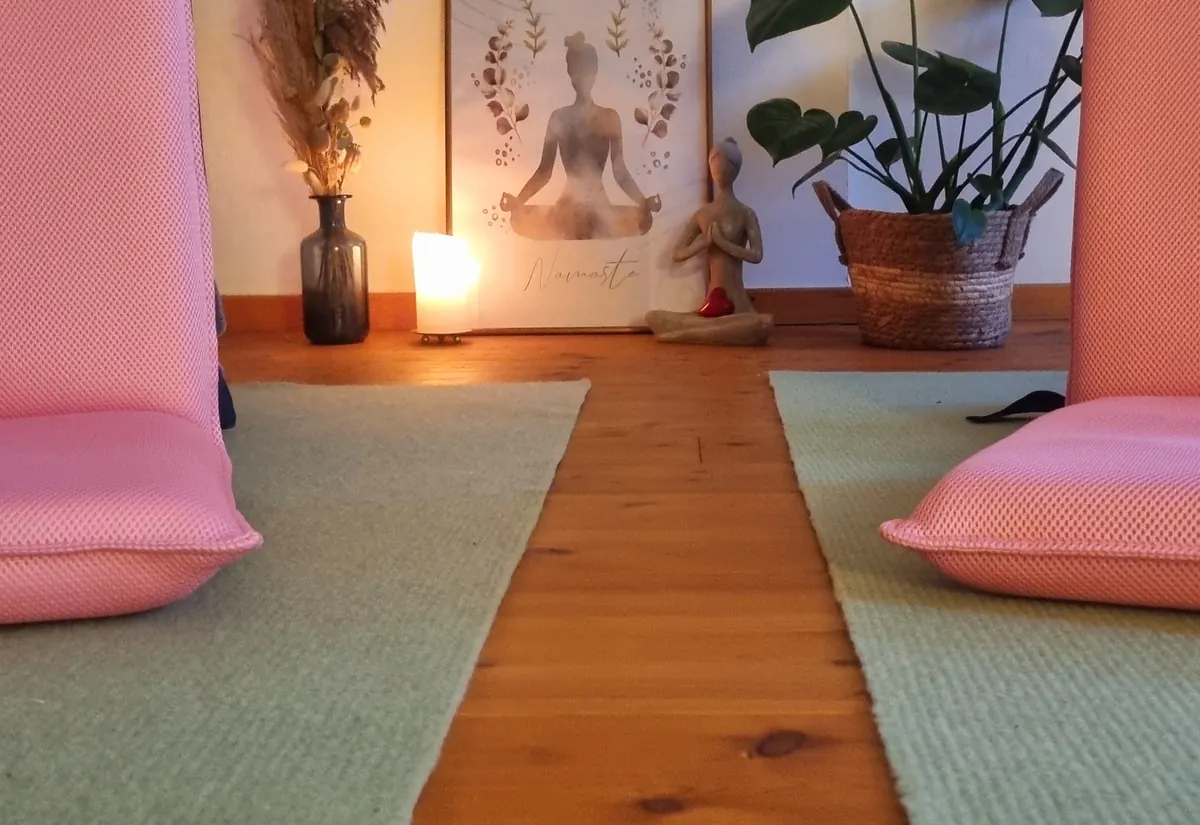 Der Raum zum DaSein mit Matten, rosa Kissen und Kerzenlicht